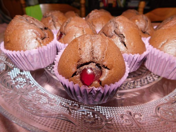 Muffins au cacao et cerises confites